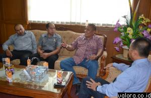 Tiga komisioner Komisi Informasi (KI) Sumbar, Syamsu Rizal (kanan), Sondri BS (kiri) dan Yurnaldi (dua dari kiri) berdialog dengan Rektor UBH, Niki Lukviarman pada 25 Februari 2015. Niki mengatakan, UBH siap jadi perguruan tinggi swasta terdepan dalam hal