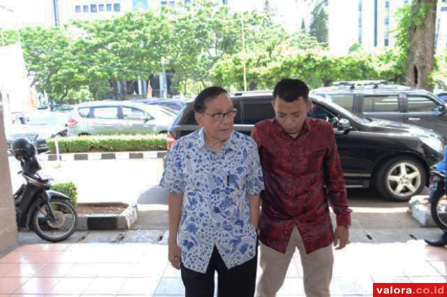Tokoh muda Sumbar asal Mungka, Kabupaten Limapuluh Kota, Nurkhalis berdialog santai sembari jalan dengan tokoh nasional, Akbar Tanjung di Jakarta, kemarin. Nurkhalis telah mendeklrasikan diri sebagai calon bupati Limapuluh Kota pada Pilkada serentak 2015 