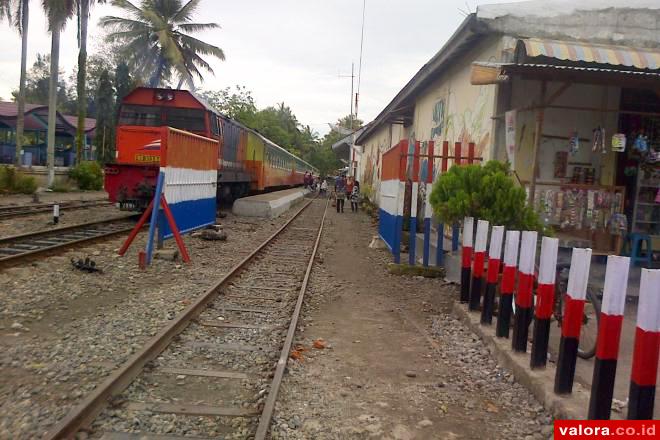 Kereta Api Sibinuang, tengah menaikan penumpang di Stasiun Kota Pariaman. Mulai 1 April 2015, jadwal keberangkatan KA dari Padang menuju Pariaman menjadi 8 kali rit per hari. Harga tiket Rp4.000 sekali keberangkatan. (AI Mangindo Kayo/Valoranews)