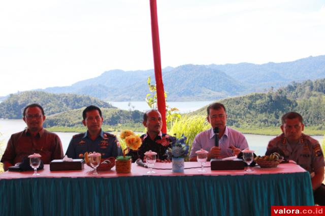 Menteri Bappenas Andrinof Chaniago bersama Nasrul Abit (bupati Pessel) dan aparat terkait, melakukan jumpa pers di Puncak Langkisau di kawasan Wisata Mandeh, 27 April 2015. Kawasan wisat terpadu ini akan diresmikan Presiden RI, Joko Widodo dalam bulan Mei