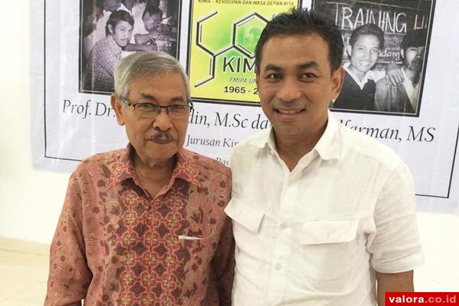 Ketua Umum Alumni F-MIPA Unand yang juga politisi PAN, Taslim Chaniago (kanan) foto bersama dengan mantan dosen pembimbing saat menempuh kuliah dulu, Prof Hazli Nurdin yang memasuki masa purna bakti pada 26 April lalu. (istimewa)