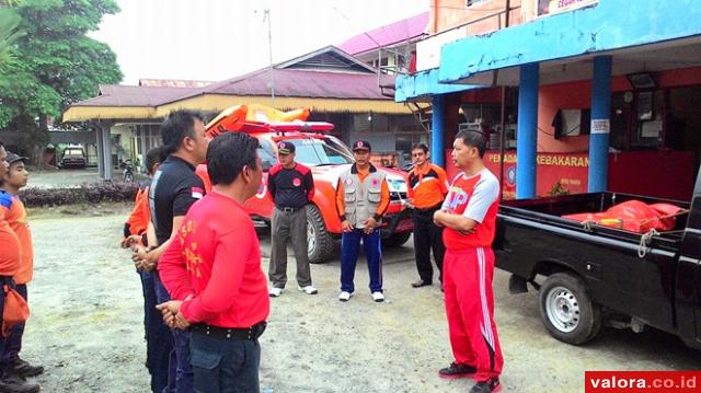 Kepala BPBD Kabupaten Agam Bambang Warsito tengah memberikan arahan pada anggotanya, saat proses pencarian korban yang hanyut di Batang Sianok, Muhammad Rivai (11), Kamis (30/4) pukul 14.15 WIB. Akhirnya, kroban ditemukan sekitar 100 meter di lokasi tempa