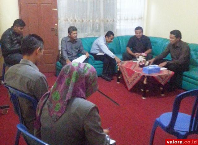 Komisioner KPU Bukittinggi, menggelar Rapat Pleno Penetapan Penetapan Program dan Rencana Kerja (Renja) 2016, Senin (13/4/2015) bertempat di  ruangan Ketua KPU Kota Bukittinggi. (Humas KPU Bukittinggi)
