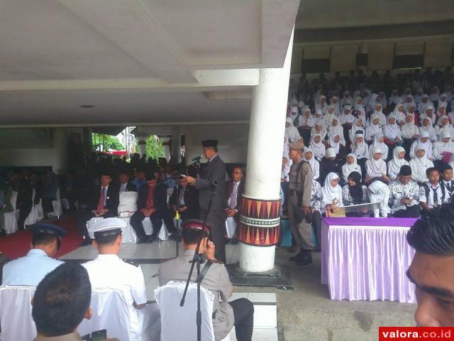 Wawako Padang, Emzalmi saat memberikan kata sambutan pada peringatan Hardiknas di lapangan Imam Bonjol, Sabtu (2/5/2015). (Humas Pemko Padang)