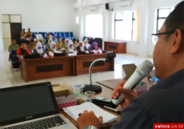 Ketua Komisi Informasi Sumatera Barat, Syamsu Rizal tengah menyampaikan materi pada Bimbingan Teknis Kehumasan dan Protokolan Pemkab Pasaman, Selasa (5/5/2015).(Istimewa)