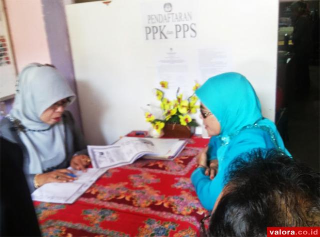 Staf Sekretariat KPU Kota Bukittinggi sedang menerima pendaftaran calon Anggota PPK, Kamis (30/4/2015).(Humas KPU Kota Bukittinggi)