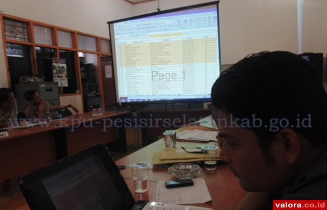 Panitia seleksi KPU Pessel tengah melakukan scoring calon anggota PPK untuk Pilkada Pessel 2015 yang datanya telah dapat diunduh di website KPU Pessel dengan alamat www.kpu-pesisirselatankab.go.id. (Humas KPU Pessel)
