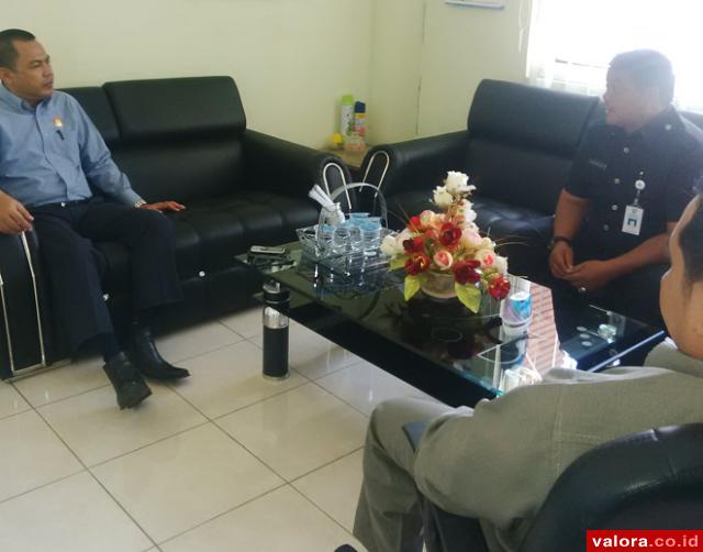 Ketua KI Sumbar, Syamsu Rizal (kiri) berdialog dengan Asisten I Pemkab Pasbar Sukarni Syamsir (kanan) dan Pahrein (Kabag Humas sekaligus PPID Utama Pemkab Pasbar), di ruang kerjanya di Simpang Ampek, Rabu (6/5/2015). (Humas KI Sumbar)