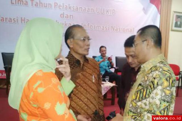 Ketua KI Sumbar, Syamsu Rizal berdialog dengan Ketua Komisi Informasi Pusat, Hamid Dipopramono disela-sela Diskusi Publik bertemakan &#039;Lima Tahun Pelaksanaan UU KIP&#039; sekaligus Deklarasi Hari Keterbukaan Informasi Nasional, Kamis (30/4/2015) di Gedung Joean