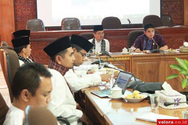 Ketua DPRD Bukittinggi, Beny Yusrial memimpin rapat bersama Pemko tentang pembahasan kalender kerja pemerintah daerah 2015 pada Jumat (20/2/2015) di ruang rapat utama kantor DPRD Bukittinggi. (Humas DPRD Bukittinggi)