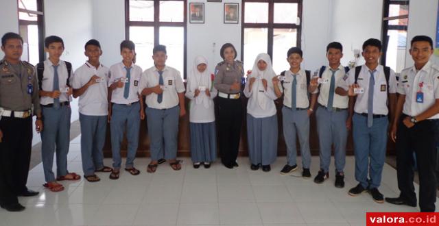 Penyelenggaraan penerbitan SIM untuk membantu pelajar SMA dalam pengurusan SIM, bagi yang sudah cukup umur khusus kelas XII yang bekerja sama dengan SMAN 2 Painan, dalam program SIM Komunitas pada 12 Febuari 2015. (Humas Polres Pessel)