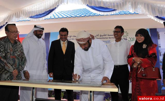 Dubes Qatar untuk Indonesia, Mohammad Khater Al Khater menandatangani prasasti tanda diresmikannya sekolah Islam Terpadu Fajar Hidayah di Padang Japang,  Kabupaten Limapuluh Kota, Rabu (6/5/2015) siang. (Humas Pemprov Sumbar)