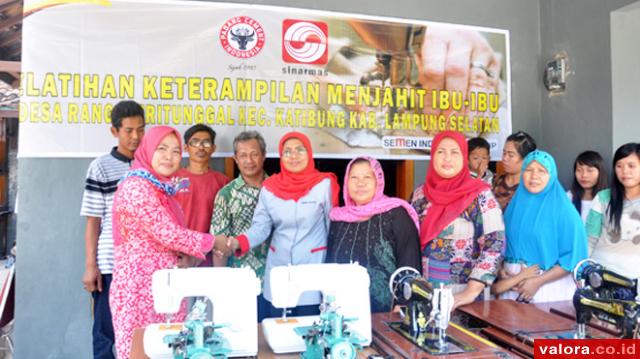 Manajemen PT Semen Padang memberikan bantuan sebanyak 12 unit mesin jahit kepada ibu-ibu PKK di Kelurahan Rangai, Tri Tunggal, Kecamatan Katibung, Kabupaten Lampung Selatan, Rabu (25/2/2015). (Humas Semen Padang)