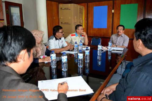 Kordiv Teknis KPU Sumbar, HM Mufti Syarfie saat memimpin rapat persiapan pelaksanaan Pilkada Sumbar 2015 yang digelar serentak pada 9 Desember 2015, bersama sekretariat KPU Sumbar di ruang media center pada 22 Januari 2015 lalu. (humas KPU Sumbar)