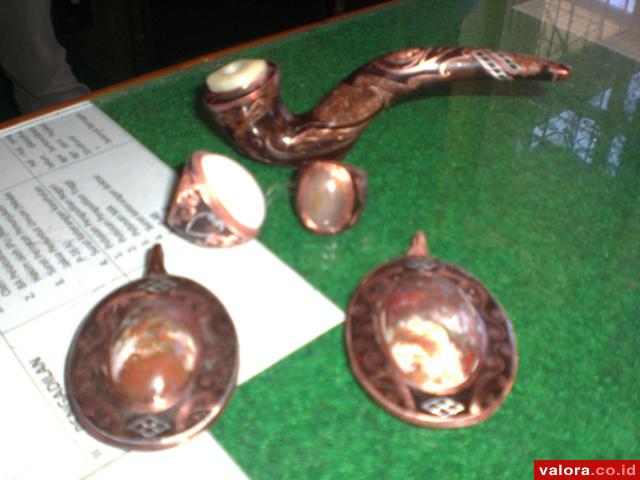 Kreasi pengikat batu akik, kalung dan pipa rokok yang terbuat dari tempurung kelapa kreasi seorang narapidana Rutan Kelas IIB, Painan, Yulisman. (Lelek/valoranews)