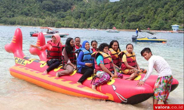 Dharmawisata Dasawisma Euphorbia Padang Panjang RT 14, Kelurahan Guguk Malintang, Kota Padangpanjang ke Pantai Carocok, Painan, 14 Mei 2015. Tampak sejumlah peserta mencoba menaiki banana boat yang tersedia di lokasi yang akan diresmikan Presiden Joko Wid