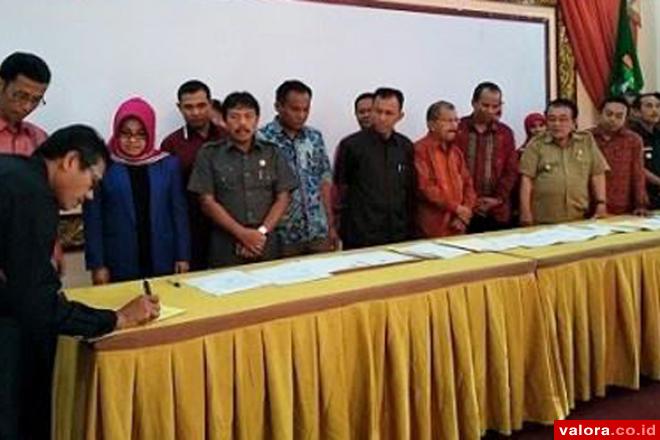 Gubernur Sumbar, Irwan Prayitno disaksikan Amnasmen (ketua KPU Sumbar), Ely Yanti (ketua Bawaslu Sumbar) dan kepala daerah dan ketua KPU se-Sumbar, menandatangani MoU NPHD Pilkada Serentak 2015 tingkat Sumbar di gubernuran, 13 Mei 2015. (istimewa)
