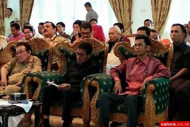 Ketua KPU Sumbar, Amnasmen, Irwan Prayitno (gubernur) dan Alis Marajo (bupati Limapuluh Kota) saat penandatanganan MoU NPHD pilkada serentak 2015 tingkat provinsi pada 13 Mei 2015 di gubernuran. (istimewa)