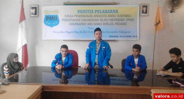 Ketua PKC PMII Sumbar, Afriendi Sikumbang (berdiri) saat memberikan pengarahan pada masa penerimaan anggota baru Komisariat IAIN Imam Bonjol pada 12 April 2015. (istimewa)