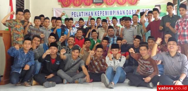 Peserta PKD Gerakan Pemuda Ansor Sumatera Barat, foto bersama usai pelatihan yang berakhir Minggu (17/5/2015) sore, di Balai Latihan Transmigrasi Padang. (istimewa)