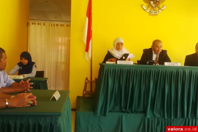 Majelis KI Sumbar, tengah memutus perkara adjudikasi yang dimohonkan Daniel cs dalam sidang yang digelar di ruang sidang KI Sumbar di kawasan Purus, Selasa (19/5/2015) siang. (istimewa)