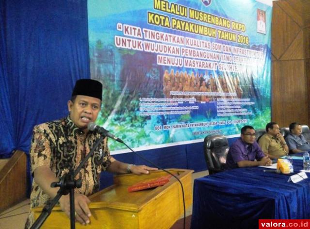 Ketua DPRD Kota Payakumbuh YB Dt Parmato Alam menyampaikan paparannya dalam Pleno Musrenbang RKPD 2016. (istimewa)