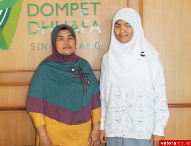 Seorang ibu yang berprofesi sebagai buruh cuci, Masrida foto bersama putrinya, Riza Mayendra Putri yang lulus di UGM melalui SNMPTN saat mengajukan permohonan bantuan ke kantor DDS, Senin (19/5/2015). (istimewa)