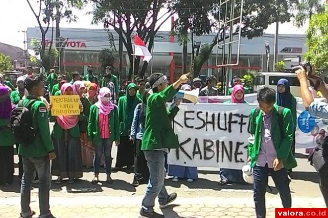 Demonstran dari BEM KM Unand berorasi di Jl Khatib Sulaiman, depan kantor DPRD Sumbar, saat Hari Kebangkitan Nasional yang jatuh pada 20 Mei 2015 ini. Mereka menuntut Jokowi untuk segera memperbaiki kinerja. (@BEMKM UNAND)