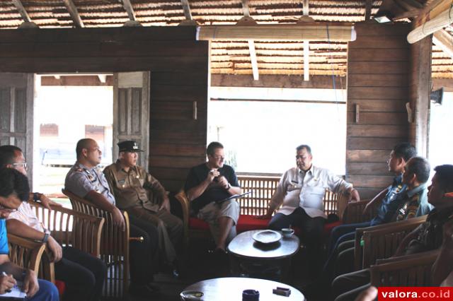 Bupati Pessel, Nasrul Abit, Editiawarman (Wabup), Kapolres, Dandim, SKPD dan muspida lainnya, saat berdialog dengan Pengelola Pulau Cubadak di Kecamatan Koto XI Tarusan, Rabu (20/5/2015). (Lelek/valoranews)