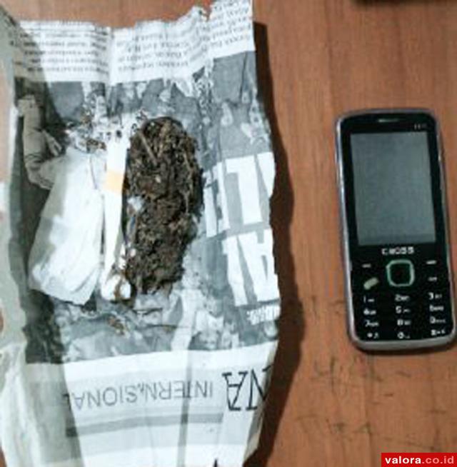 Barang bukti berupa ganja senilai Rp200 ribu yang ditangkap di loket Family Raya, Rabu (20/5/2015), sekitar pukul 14.30 WIB. (Lelek/Valoranews)