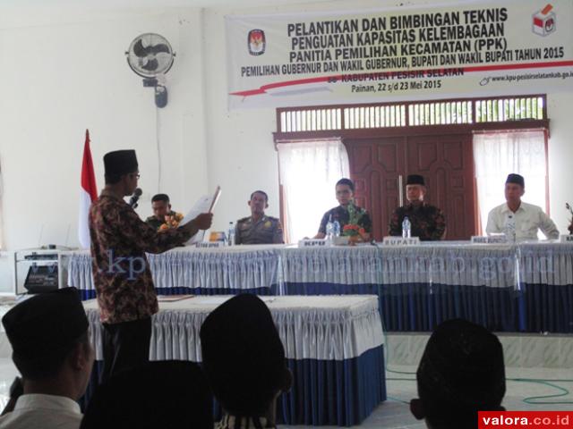 Bupati Pessel, Nasrul Abit, Editiawarman (Wabup Pessel), Epaldi Bahar (ketua KPU Pessel), saat menghadiri bimbingan teknis bagi PPK pada 22-23 Mei 2015 di Painan. (Humas KPU Pessel)