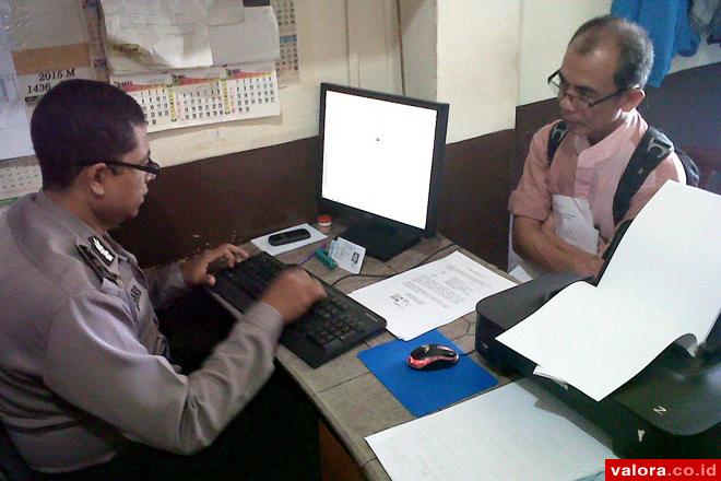 Anggota Majelis Badan Penyelesaian Sengketa Konsumen (BPSK) Padang dari unsur konsumen, yang juga Ketua Bidang Pengaduan Konsumen LPKSM Padang Consumer Crisis (PCC), Erison AW saat dimintai keterangan oleh petugas piket Polresta Padang, Jumat (22/5/2015) 