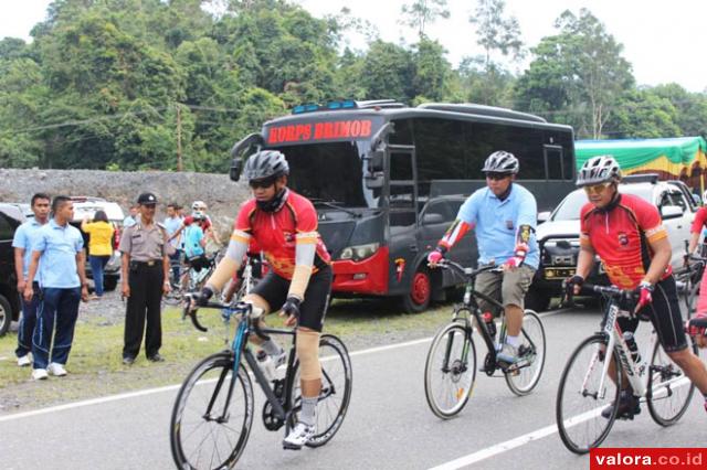 Kapolda Sumbar, Brigjen Pol Bambang S Herwanto saat melintas di objek wisata Batu Kalang di Kecamatan Koto XI Tarusan, Pessel, Sabtu (23/5/2015). Gowes ini merupakan agenda rutin Kapolda Sumbar sembari menyosialisasikan tertib berlalu lintas. (Lelek/valor