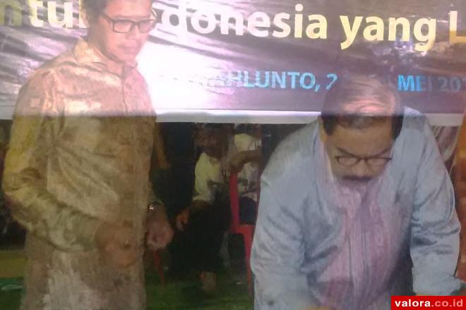 Gubernur Sumbar, Irwan Prayitno menunggu Bupati Tanahdatar, Shadiq Pasadigoe menandatangani MoU Kesepakatan Gerakan Sumbar Transparansi, Minggu (24/5/2015) di Kota Sawahlunto. (istimewa)