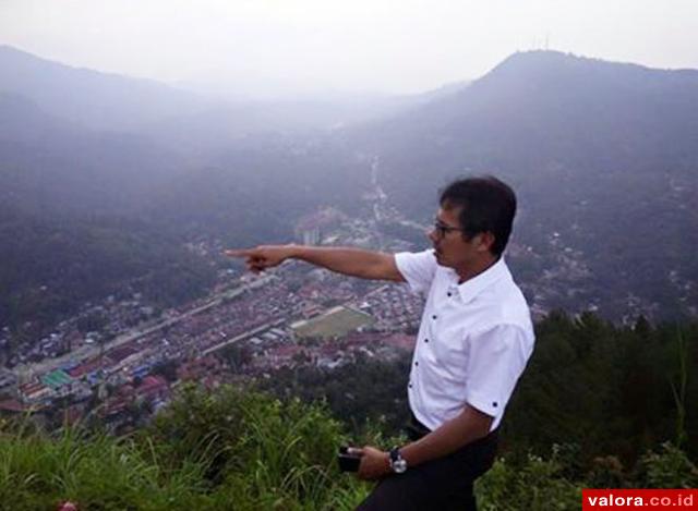 Gubernur Sumbar, Irwan Prayitno memandang kota tambang itu dari puncak Bukit Poland, Minggu (24/5/2015). Gubernur ke Sawahlunto menghadiri Refleksi 7 Tahun UU No 14 Tahun 2008 tentang Keterbukaan Informasi Publik, di pendopo wali Kota Sawahlunto. (istimew