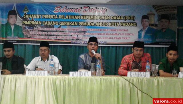 Staf Ahli Walikota Padang, Bambang (tengah) membuka Pelatihan Kepemimpinan Kader (PKD) Gerakan Pemuda Ansor Sumatera Barat, Minggu (24/5/2015) sore di Padang. (istimewa)