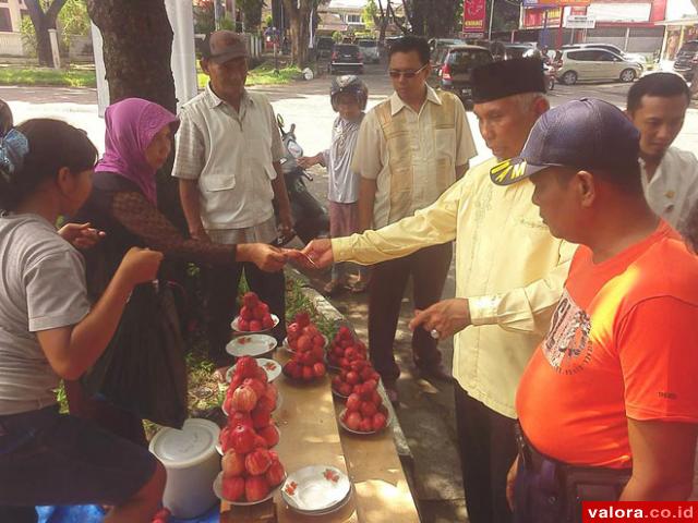 Walikota Padang H Mahyeldi memborong Buah Jambak (jambu bol) dari pedagang kecil di kawasan GOR H Agus Salim Padang, Jumat (22/5/2015). Hal ini biasa dilakukan Walikota dalam beberapa kesempatan. Kali ini, buah jambak yang diborong tersebut akan diberikan