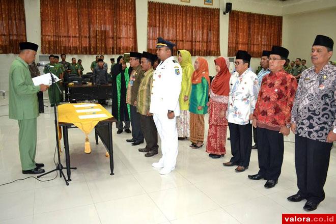 Walikota Padang, H Mahyeldi melantik 16 pejabat eselon II, III dan IV di lingkup Pemko Padang, Senin (25/5/2015) di ruang Bagindo Azizchan, Balaikota. (Humas Pemko Padang)