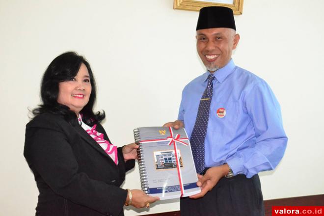 Wako Padang, Mahyeldi menerima laporan hasil pemeriksaan (LHP) tentang laporan keuangan dan aset Pemko Padang 2014 dari Kepala BPK Perwakilan Sumbar, Betty Ratna Nuraeny, Selasa (26/5/2015) di kantor BPK Sumbar Jl Khatib Sulaiman, Padang. (Humas Pemko Pad