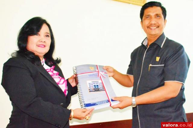 Ketua DPRD Padang, Erisman menerima LHP laporan keuangan dan aset Pemko Padang 2014 dari Kepala BPK Perwakilan Sumbar, Betty Ratna Nuraeny, Selasa (26/5/2015) di kantor BPK Sumbar Jl Khatib Sulaiman, Padang. (Humas Pemko Padang)