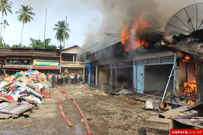 Api berkobar di salah satu petak di Pasar Simpang Ampek, Selasa (26/5/2015) sekitar pukul 09.00 WIB. Seorang wanita ditemukan tewas dalam peristiwa kebakaran ini. (Humas Polres Pasbar)