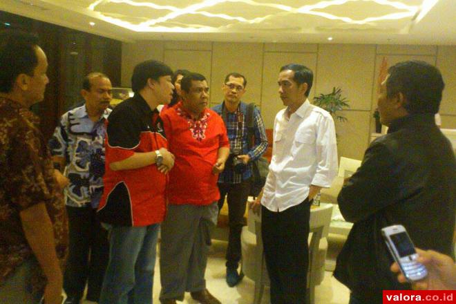 Ketua DPD PDIP Sumbar, Alex Indra Lukman bersama jajaran pengurus PDIP Sumbar, berdialog santai dengan Joko Widodo yang kini menjabat Presiden RI di Hotel Mercure Padang, 31 Agustus 2013. (istimewa)