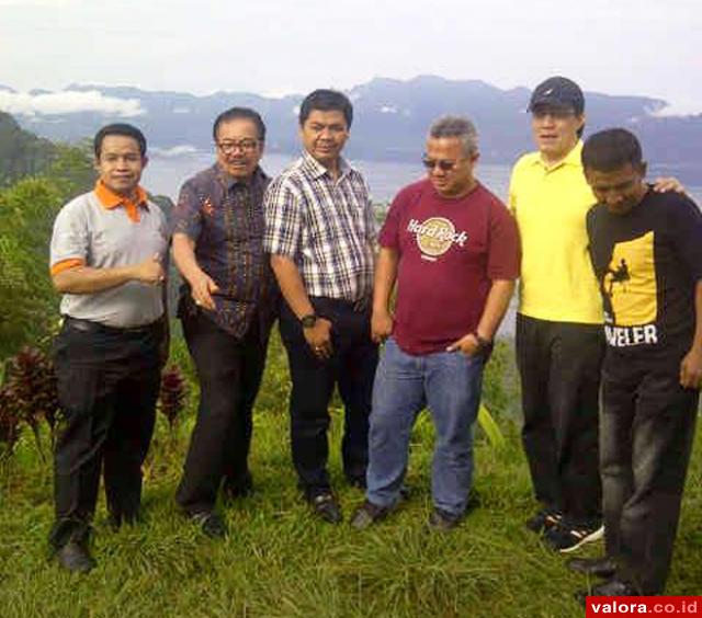 Komisioner KPU Sumbar, menemani komisioner KPU RI melihat-lihat keindahan Danau Maninjau dari Puncak Lawang, Agam, Sumatera Barat, 29 April 2015. (istimewa)