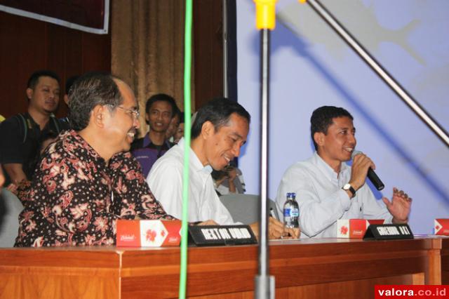 Sekretaris Pelaksana Pemilihan Rektor Unand periode 2015-2019, Hary Efendi Iskandar (kanan) saat jadi moderator di kuliah umum Gubernur DKI Jakarta Joko Widodo (sekarang Presiden RI ke-7) di auditorium Unand bersama Rektor Unand, Werry Darta Taifur pada 2