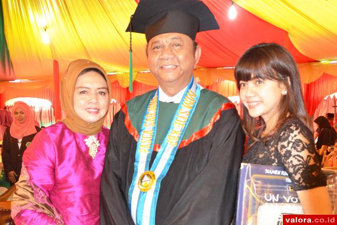 Ketua DPRD Sumbar, Hendra Irwan Rahim didampingi Yudi Siandini (istri) dan Viranda Almira Ayudra (putri bungsunya) saat diwisuda pada program Magister Managemen STIE KBP Padang, Sabtu (30/5/2015). (Arnaldi/Valoranews)