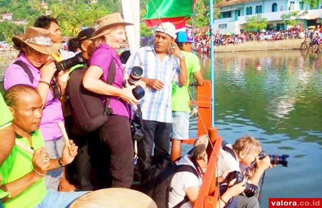 Sejumlah bule yang tengah berkunjung ke Kota Padang, mengabadikan lomba selaju sampan yang merupakan iven khas anak nagari Padang, pada gelaran Festival Siti Nurbaya V/2015 pada 26 Mei 2015 di aliran Batang Arau. (Humas Pemko Padang)