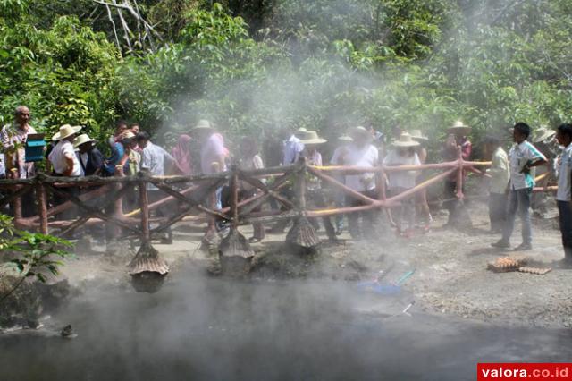 Utusan 24 negara sahabat, dalam kegiatan Diplomatic Tour ke kabupaten Pasaman, Sumbar, Sabtu (30/5/2015) mengunjungi lokasi pemandian air panas di Rimbo Panti. (Humas Pemprov Sumbar)