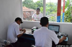 Dua karyawan PT KAI Sumbar bagian tiketing, Heri dan Reki, saat melayani seorang calon penumpang yang akan berangkat dari shelter Pasar Alai menuju Kota Pariaman, Jumat (1/5/2015), sekitar pukul 14.15 WIB. (AI Mangindo Kayo/Valoranews)