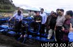 Sebanyak delapan orang Anggota Komisi IV DPR RI, mengunjungi Kawasan Wisata Bahari Terpadu Mandeh, Senin (27/4/2015). Rombongan yang dipimpin E Erman Khoerun tersebut, menyempatkan berdialog dengan nelayan keramba jaring apung di lokasi wisata yang akan d