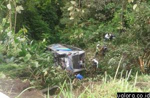 Bus pariwisata, masuk jurang sedalam 70 meter di Kelok Sikumbang Batipuh, kabupaten Tanahdatar, sekitar jam 09.30 WIB, Sabtu (2/5/2015). (@limp_shady)